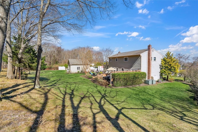 view of yard featuring an outdoor structure