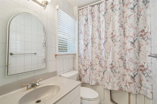 full bathroom featuring toilet, a shower with curtain, vanity, and tile walls
