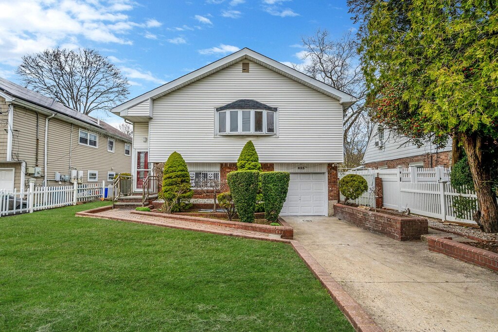 623 Dartmouth St, Westbury, NY 11590 - photo 1