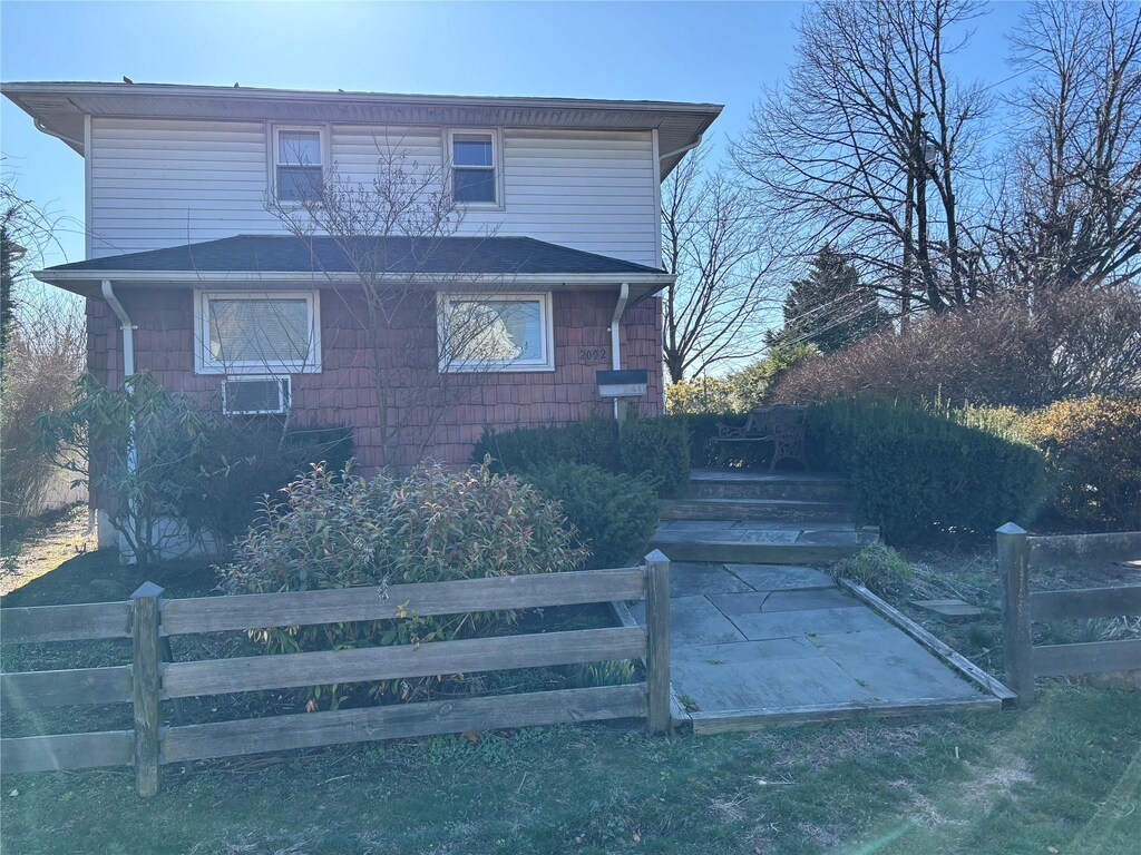 view of front of house with a fenced front yard