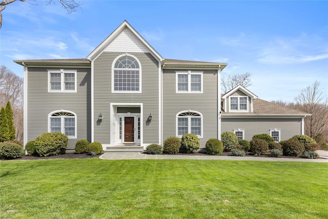 view of front of property featuring a front yard