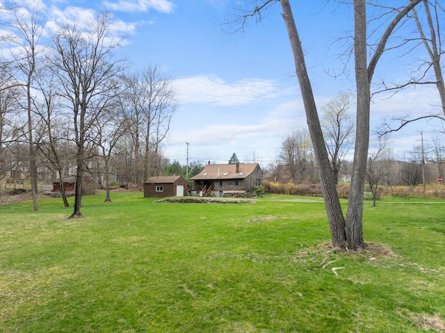 view of yard featuring an outbuilding