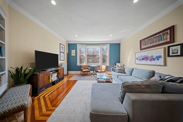living room featuring recessed lighting, ornamental molding, baseboards, and wood finished floors