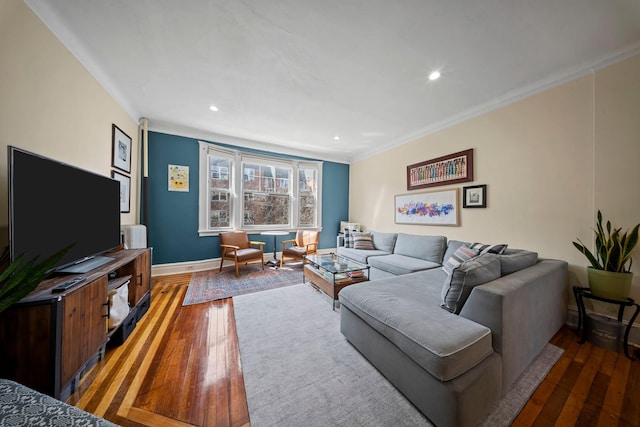 living room featuring baseboards, recessed lighting, crown molding, and hardwood / wood-style flooring