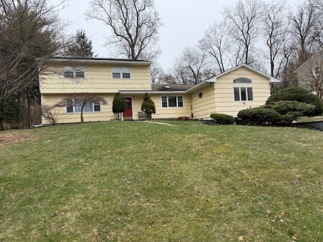 view of front facade with a front lawn