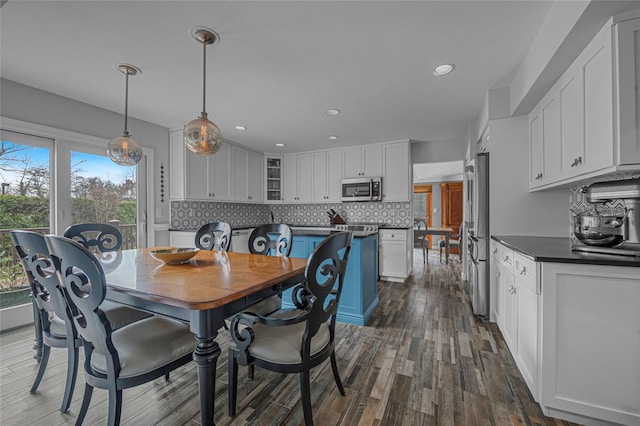dining area with dark wood-style floors and recessed lighting
