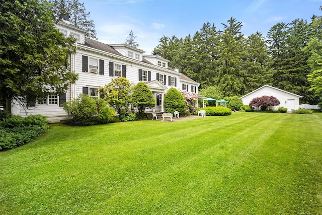 view of front of property featuring a front lawn