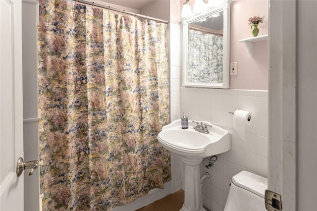 full bathroom featuring tile walls, a shower with curtain, and toilet