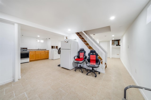 rec room featuring a sink, recessed lighting, baseboards, and washer / dryer