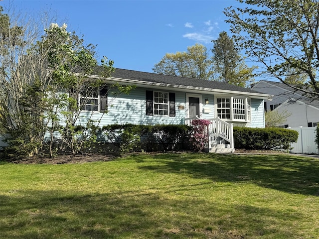view of front facade featuring fence and a front yard