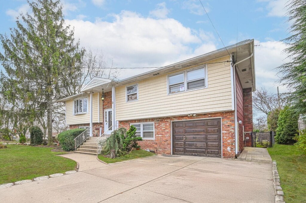 82 Coventry Gdns, Lynbrook, NY 11563 - photo 1