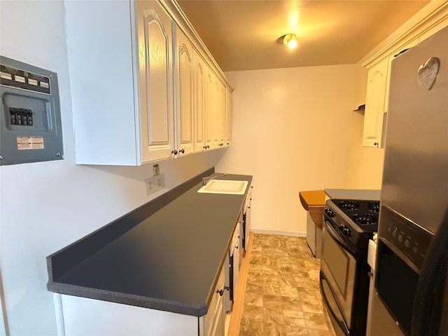 kitchen with baseboards, dark countertops, a sink, stainless steel refrigerator with ice dispenser, and gas range oven
