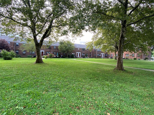 view of yard with a residential view