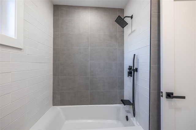 bathroom with tub / shower combination
