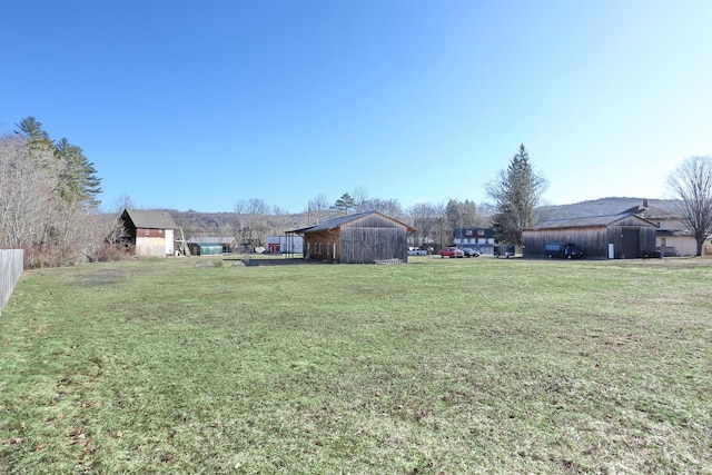 view of yard featuring an outbuilding