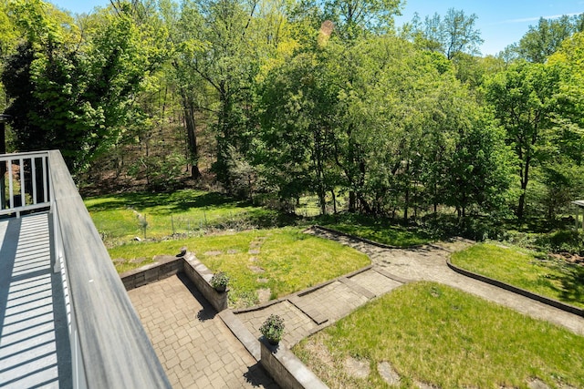 view of property's community featuring a lawn