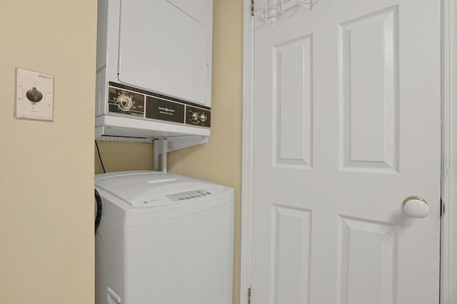 500 Pondside Dr Unit 2E, White Plains, NY 10607 - washroom with stacked washer and clothes dryer
