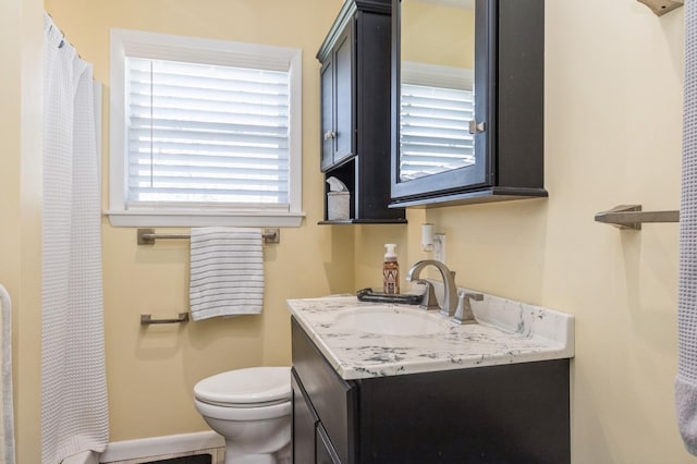 full bath with toilet, vanity, and curtained shower