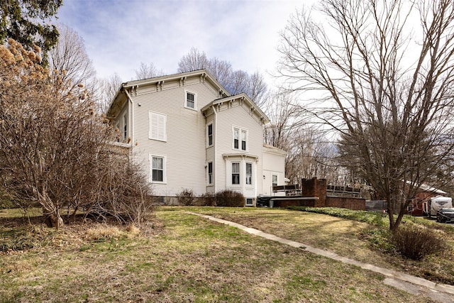 655 Vassar Rd, Poughkeepsie, NY 12603 - rear view of property featuring a yard