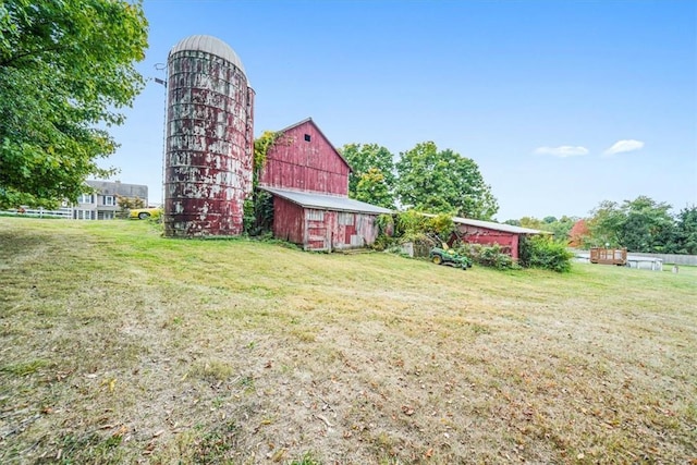 view of yard with an outbuilding and a barn