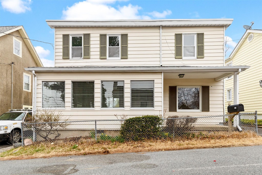 view of front facade featuring a fenced front yard