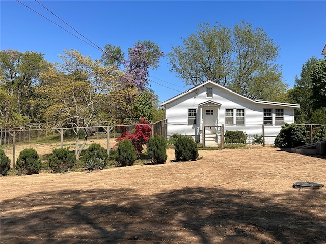 bungalow featuring fence