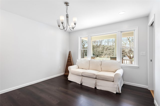 living area featuring a chandelier, dark wood-style flooring, baseboards, and recessed lighting