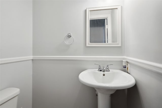 bathroom featuring toilet and a sink