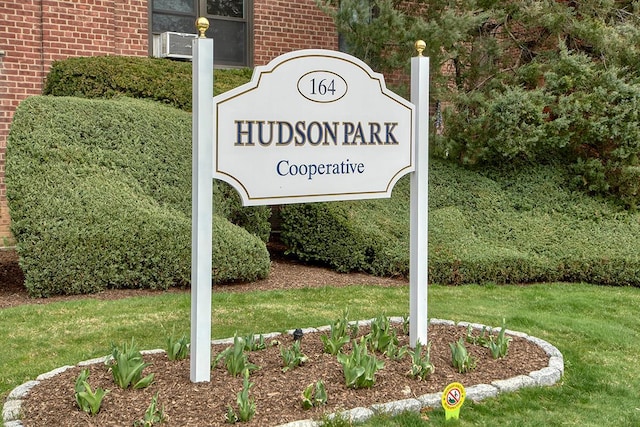 community sign featuring a yard