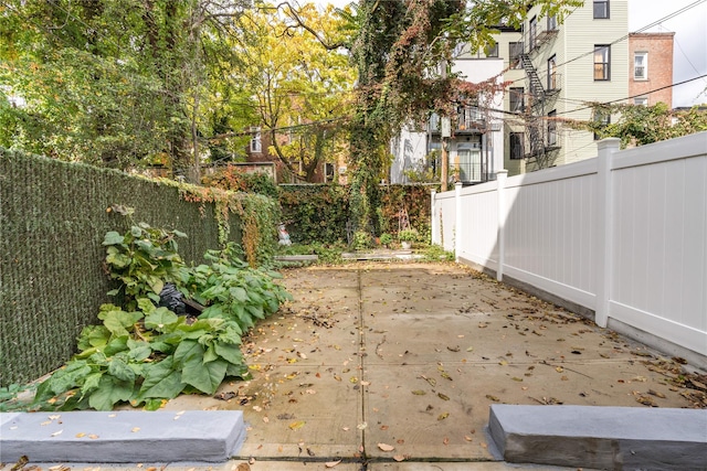 view of yard featuring a fenced backyard and a patio area