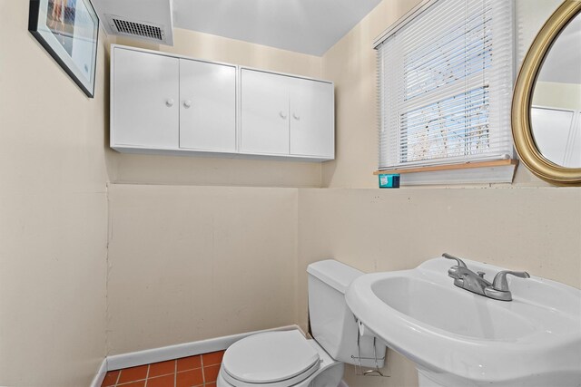 21 Glengary Rd, Croton-On-Hudson, NY 10520 - bathroom featuring visible vents, toilet, a sink, tile patterned floors, and baseboards