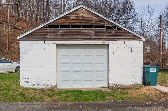 view of detached garage