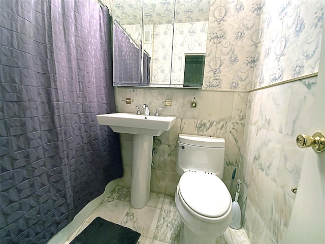 27010 Grand Central Pkwy Unit 6A, Floral Park, NY 11005 - full bath with toilet and tile walls