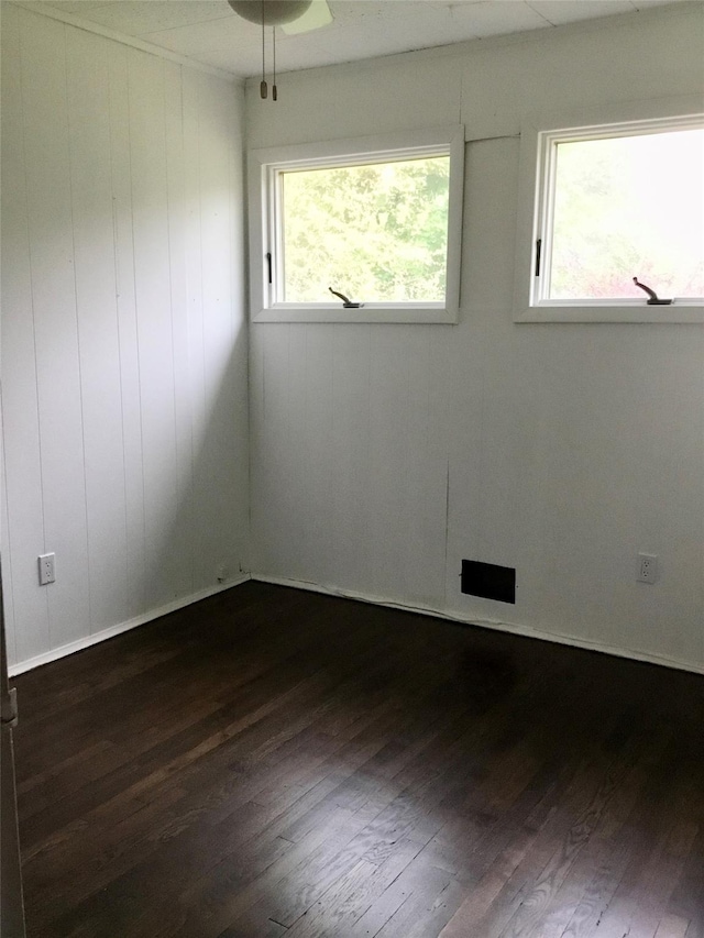 unfurnished room featuring dark wood-type flooring and a ceiling fan