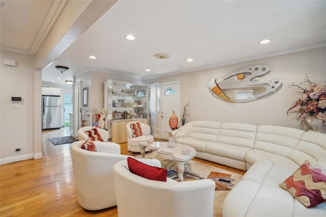 living area featuring crown molding, light wood finished floors, recessed lighting, and baseboards