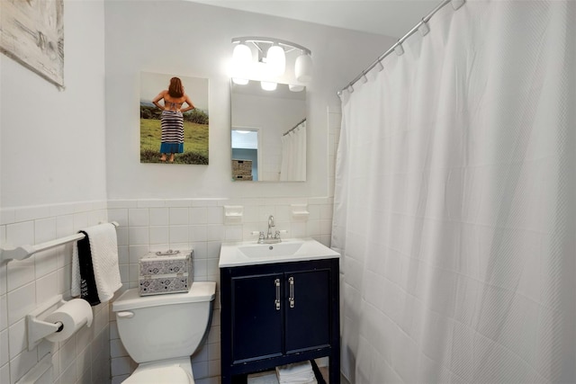 100 Dehaven Dr Unit 612, Yonkers, NY 10703 - full bath with toilet, vanity, tile walls, wainscoting, and a shower with curtain