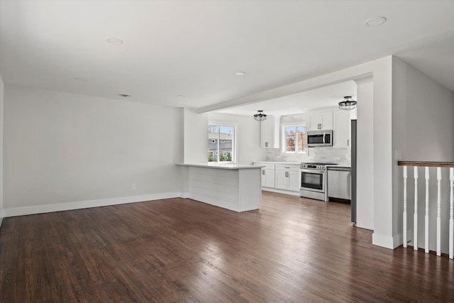 unfurnished living room featuring recessed lighting, dark wood-style floors, and baseboards