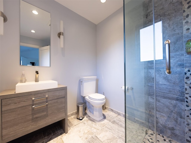 full bathroom featuring baseboards, toilet, recessed lighting, a shower stall, and vanity