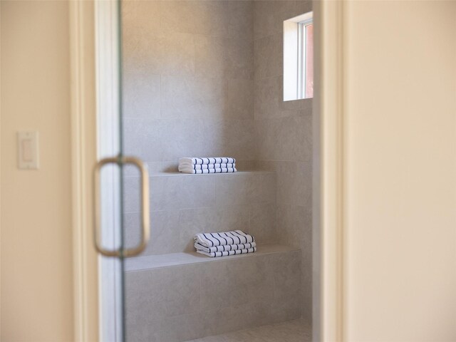 bathroom featuring a tile shower