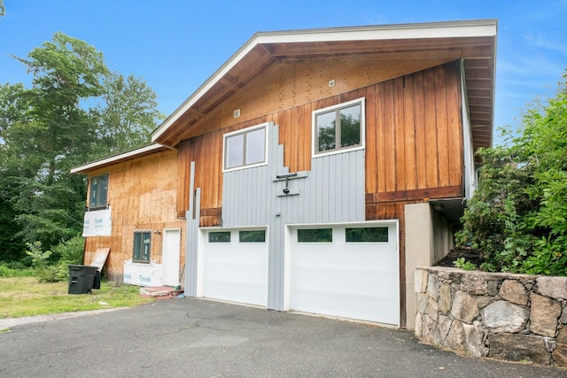 14 Perry Ct, Armonk, NY 10504 - view of front facade with driveway