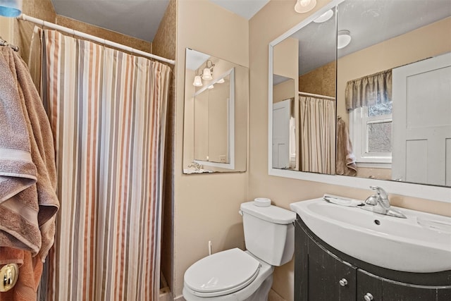 full bath featuring toilet, vanity, and a shower with shower curtain
