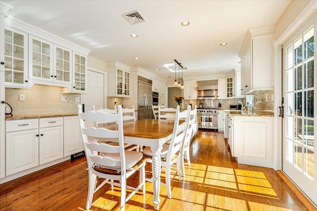 dining room featuring visible vents, light wood-style flooring, and recessed lighting