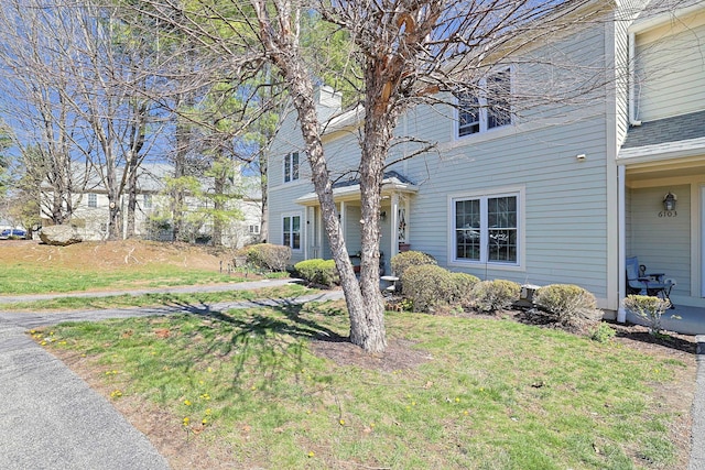 view of front of home featuring a front lawn