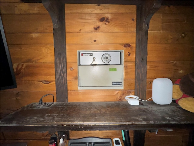 524 Polaris St, North Babylon, NY 11703 - detailed view of wooden walls