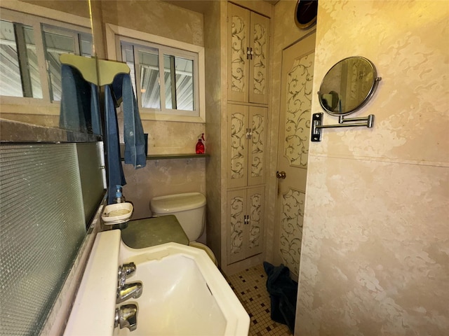 524 Polaris St, North Babylon, NY 11703 - bathroom featuring toilet, a sink, a shower, and tile patterned floors