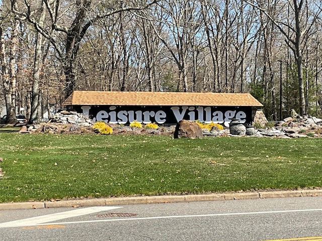 community / neighborhood sign featuring a lawn