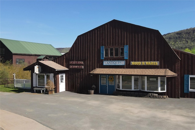 view of front facade