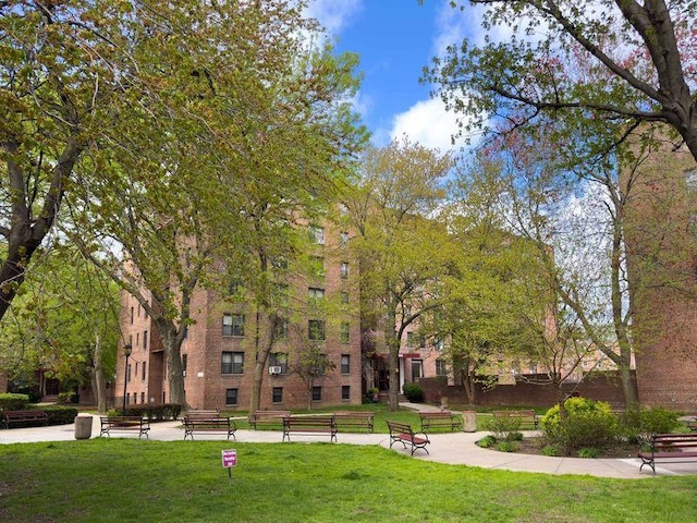 view of home's community featuring a yard