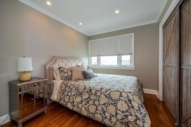 bedroom featuring baseboards, recessed lighting, a closet, dark wood-type flooring, and ornamental molding