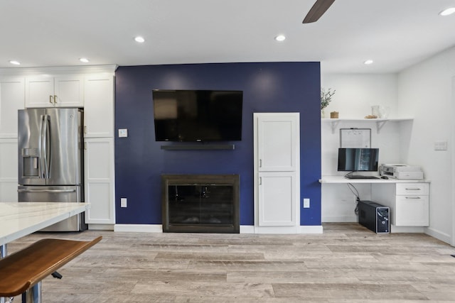 living area with light wood finished floors, baseboards, recessed lighting, and ceiling fan